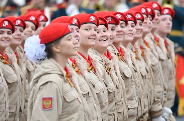 Девојчице војно-патриотског друштвеног покрета „Јунармија“ на Црвеном тргу у Москви, на паради поводом Дана победе над фашизмом - Sputnik Србија