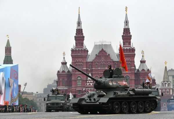 Tenk T-34-85 na Crvenom trgu u Moskvi, na paradi povodom Dana pobede nad fašizmom - Sputnik Srbija