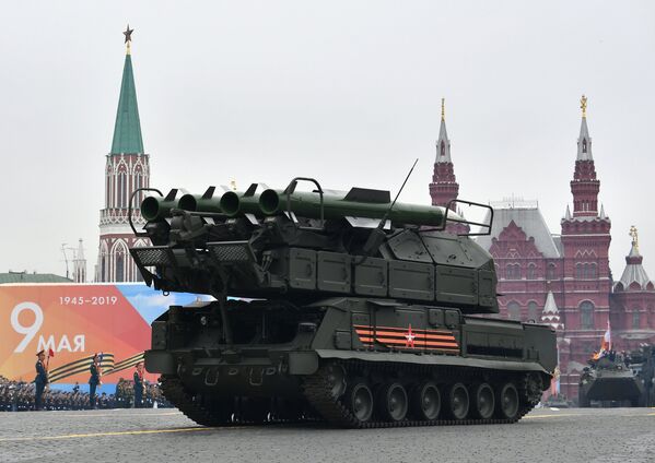 Raketni kompleks „Buk M2“ na Crvenom trgu u Moskvi, na paradi povodom Dana pobede nad fašizmom - Sputnik Srbija