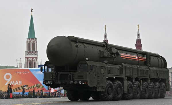 Autonomni lansirni uređaji raketnog kompleksa „Jars“ na Crvenom trgu u Moskvi, na paradi povodom Dana pobede nad fašizmom - Sputnik Srbija