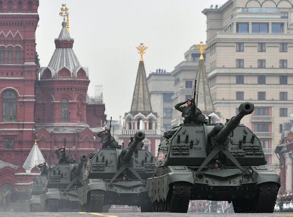 Kolona samohodnih haubica „Msta-S“ na Crvenom trgu u Moskvi, na paradi povodom Dana pobede nad fašizmom - Sputnik Srbija