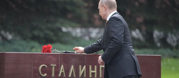 Руски председник Владимир Путин полаже цвеће на Споменик незнаном јунаку Руски председник Владимир Путин полаже цвеће на Споменик незнаном јунаку - Sputnik Србија