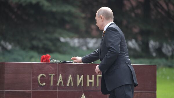 Руски председник Владимир Путин полаже цвеће на Споменик незнаном јунаку - Sputnik Србија