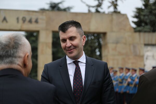 Зоран Ђорђевић, министар за рад, запошљавање, борачка и социјална питања на полагању венаца на Гробљу ослободиоцима Београда поводом Дана победе Зоран Ђорђевић, министар за рад, запошљавање, борачка и социјална питања на полагању венаца на Гробљу ослободиоцима Београда поводом Дана победе - Sputnik Србија