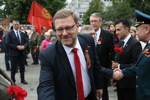 Руски сенатор Константин Косачов на полагању венаца на Гробљу ослободиоцима Београда поводом Дана победе Руски сенатор Константин Косачов на полагању венаца на Гробљу ослободиоцима Београда поводом Дана победе - Sputnik Србија