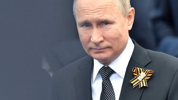 Руски председник Владимир Путин са георгијевском лентом - Sputnik Србија