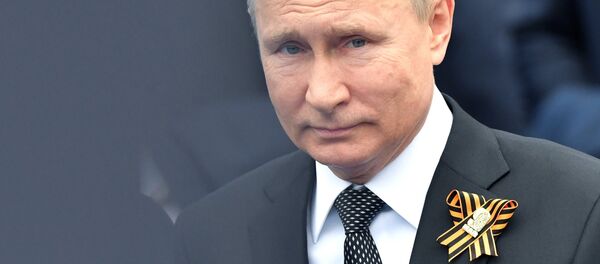 Ruski predsednik Vladimir Putin sa georgijevskom lentom Ruski predsednik Vladimir Putin sa georgijevskom lentom - Sputnik Srbija