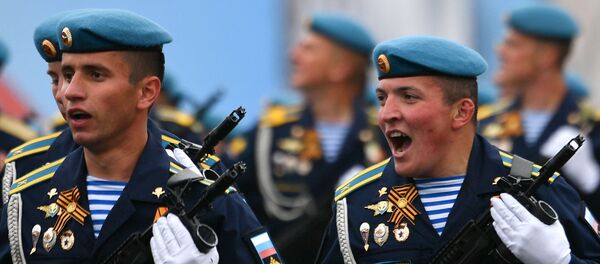 Парадни одред полазника Рјазањске гардијске више ваздушно-десантне командне академије на Црвеном тргу у Москви, на паради поводом Дана победе над фашизмом Парадни одред полазника Рјазањске гардијске више ваздушно-десантне командне академије на Црвеном тргу у Москви, на паради поводом Дана победе над фашизмом - Sputnik Србија
