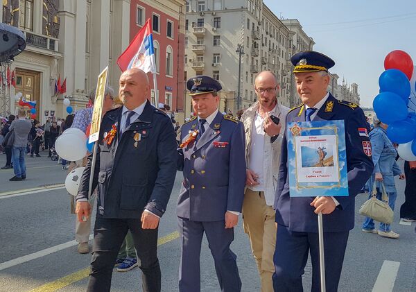 Sa srpskom delegacijom u „Besmrtnom puku“ šeta i ruski novinar Jevgenij Baranov Sa srpskom delegacijom u „Besmrtnom puku“ šeta i ruski novinar Jevgenij Baranov - Sputnik Srbija