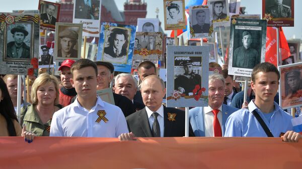 Ruski predsednik Vladimir Putin u šetnji Besmrtnog puka u Moskvi - Sputnik Srbija