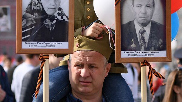 Шетња Бесмртног пука у Москви поводом Дана победе над фашизмом - Sputnik Србија