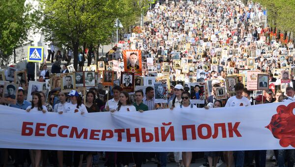 Шетња Бесмртног пука у Москви поводом Дана победе над фашизмом  - Sputnik Србија