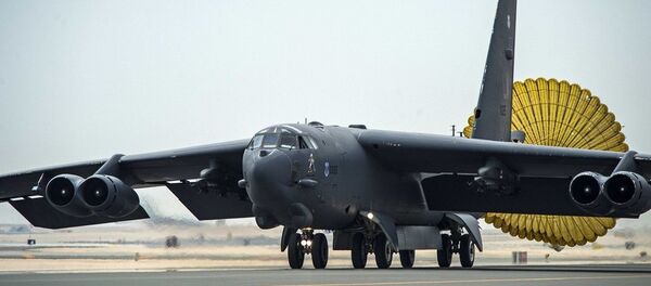 Američki bombarder B-52 Stratofortres sleće na aerodrom vazduhoplovne baze El Udeid u Kataru Američki bombarder B-52 Stratofortres sleće na aerodrom vazduhoplovne baze El Udeid u Kataru - Sputnik Srbija