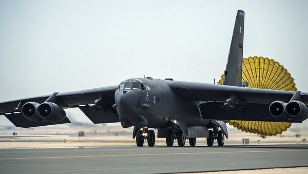Амерички бомбардер Б-52 Стратофортрес слеће на аеродром ваздухопловне базе Ел Удеид у Катару - Sputnik Србија