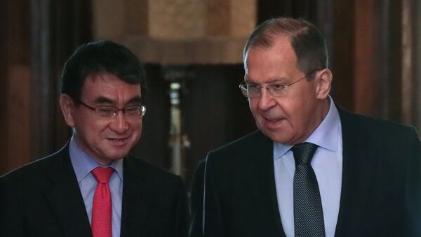 Министри спољних послова Јапана и Русије, Таро Коно и Сергеј Лавров, на састанку у Москви - Sputnik Србија