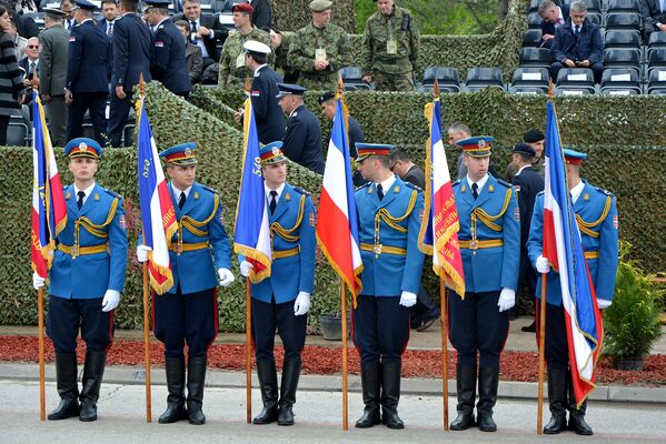 Гардисти ВС на војној паради у Нишу - Sputnik Србија