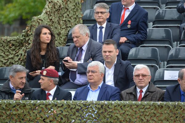 Андрија Мандић у свечаној ложи на војној паради у Нишу Андрија Мандић у свечаној ложи на војној паради у Нишу - Sputnik Србија
