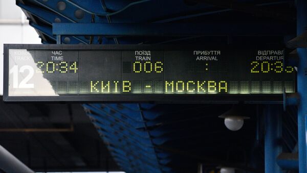 Vozni red voza Kijev-Moskva na železničkoj stanici u Kijevu - Sputnik Srbija
