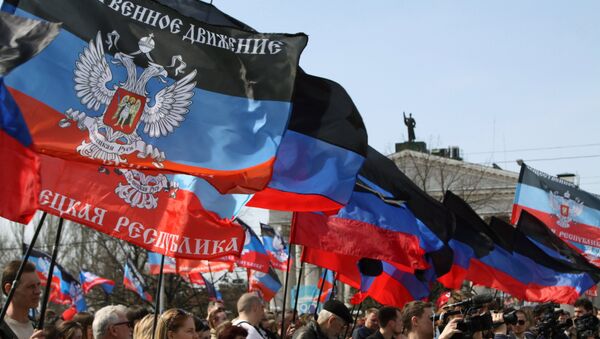 Ljudi nose zastave DNR na proslavi godišnjice proglašenja nezavisnosti Donjecke Narodne Republike - Sputnik Srbija