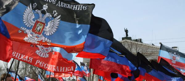 Људи носе заставе ДНР на прослави годишњице проглашења независности Доњецке Народне Републике - Sputnik Србија