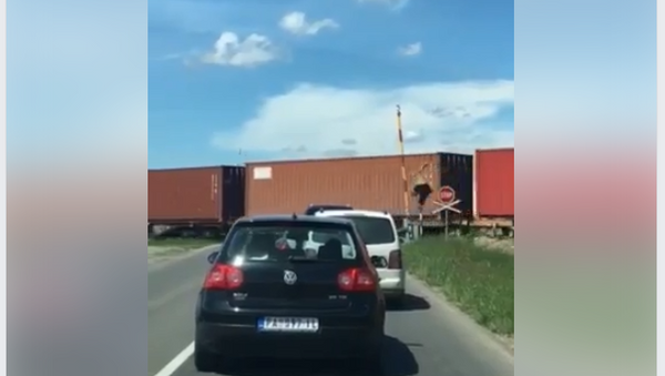 Podignuta rampa na pružnom prelazu kod Crepaje dok prolazi voz - Sputnik Srbija