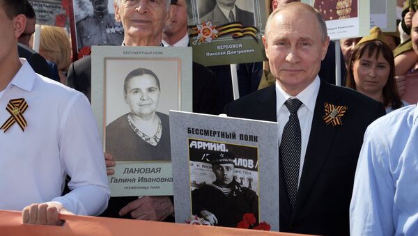 Predsednik Rusije Vladimir Putin tokom akcije „Besmrtni puk“ u Moskvi - Sputnik Srbija