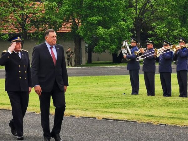 Postrojene jedinice predale su raport predsedavajućem Predsedništva BiH Miloradu Dodiku Postrojene jedinice predale su raport predsedavajućem Predsedništva BiH Miloradu Dodiku - Sputnik Srbija