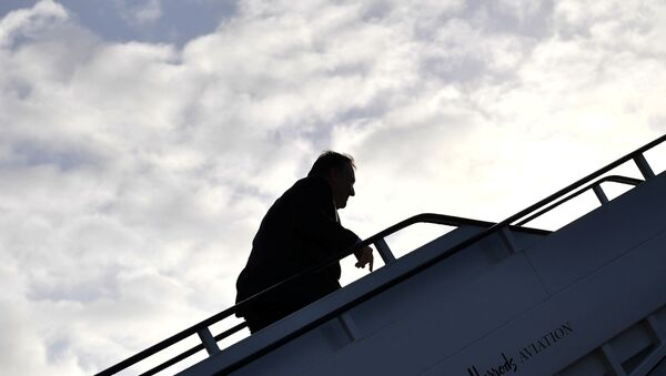 Амерички државни секретар Мајк Помпео укрцава се у авион - Sputnik Србија
