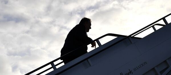 Амерички државни секретар Мајк Помпео укрцава се у авион Амерички државни секретар Мајк Помпео укрцава се у авион - Sputnik Србија