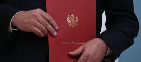 Амерички државни подсекретар за политичка питања Томас Шенон држи документ који је представио црногорски министар иностраних послова Срђан Дармановић током церемоније у Стејт департменту 5. јуна 2017. у Вашингтону. У Стејт Департменту је одржана свечаност на којој је прихваћено приступање Северноатлантском уговору. - Sputnik Србија