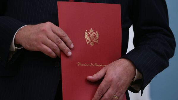 Američki državni podsekretar za politička pitanja Tomas Šenon drži dokument koji je predstavio crnogorski ministar inostranih poslova Srđan Darmanović tokom ceremonije u Stejt departmentu 5. juna 2017. u Vašingtonu. U Stejt Departmentu je održana svečanost na kojoj je prihvaćeno pristupanje Severnoatlantskom ugovoru. - Sputnik Srbija