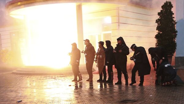Демонстранти бацили молотовљев коктел на полицију у Тирани - Sputnik Србија