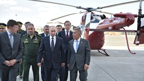 Председник Русије Владимир Путин у фабрици авиона у Казању - Sputnik Србија