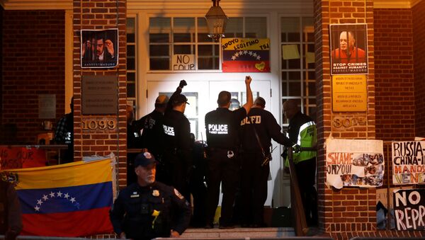 Америчка полиција током рације у амбасади Венецуеле у Вашингтону - Sputnik Србија
