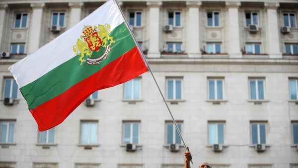 Демонстрант носи заставу Бугарске на протестима против владе у Софији - Sputnik Србија