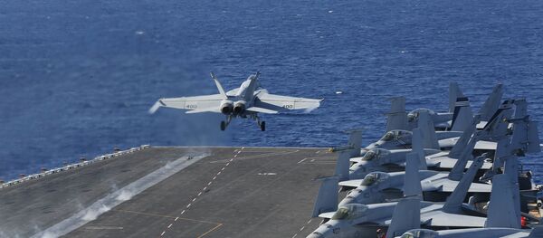 Poletanje američkih aviona sa nosača Abraham Linkoln ka Bliskom istoku - Sputnik Srbija