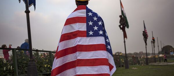 Čovek ogrnut američkom zastovom Čovek ogrnut američkom zastovom - Sputnik Srbija