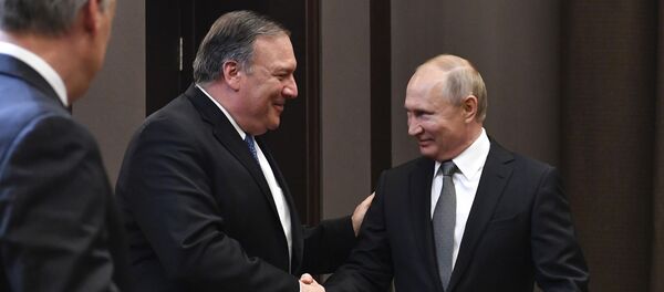 Američki državni sekretar Majkl Pompeo i predsednik Rusije Vladimir Putin pre sastanka u Sočiju - Sputnik Srbija