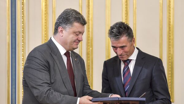 Председник Украјине Петро Порошенко и бивши генерални секретар НАТО-а Андерс Фог Расмусен - Sputnik Србија