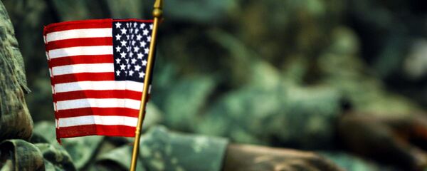 Američki vojnik sa zastavicom SAD Američki vojnik sa zastavicom SAD - Sputnik Srbija