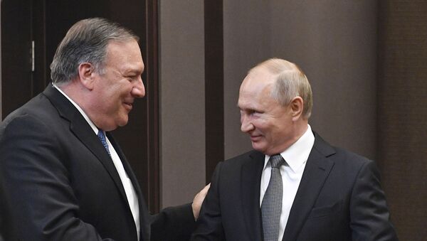 Амерички државни секретар Мајк Помпео и председник Русије Владимир Путин на састанку у Сочију - Sputnik Србија