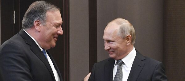 Амерички државни секретар Мајк Помпео и председник Русије Владимир Путин на састанку у Сочију Амерички државни секретар Мајк Помпео и председник Русије Владимир Путин на састанку у Сочију - Sputnik Србија