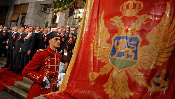 Застава Црне Горе подигнута испред зграде парламента поводом успостављања независности ове државе - Sputnik Србија