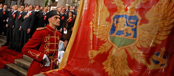 Застава Црне Горе подигнута испред зграде парламента поводом успостављања независности ове државе - Sputnik Србија