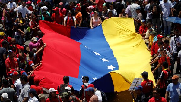 Pristalice Nikolasa Madura nose zastavu Venecuele na mitingu u Karakasu - Sputnik Srbija