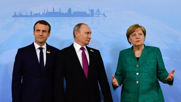 Predsednik Francuske Emanuel Makron, predsednik Rusije Vladimir Putin i nemačka kancelarka Angela Merkel pre sastanka u Hamburgu - Sputnik Srbija