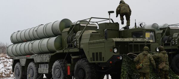 Војници поред противваздушних система С-400 Војници поред противваздушних система С-400 - Sputnik Србија