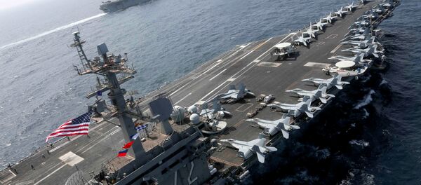 Носач авиона класе Нимиц Абрахам Линколн и амфибијски брод Кирсарџ у Арапском мору. Носач авиона класе Нимиц Абрахам Линколн и амфибијски брод Кирсарџ у Арапском мору. - Sputnik Србија