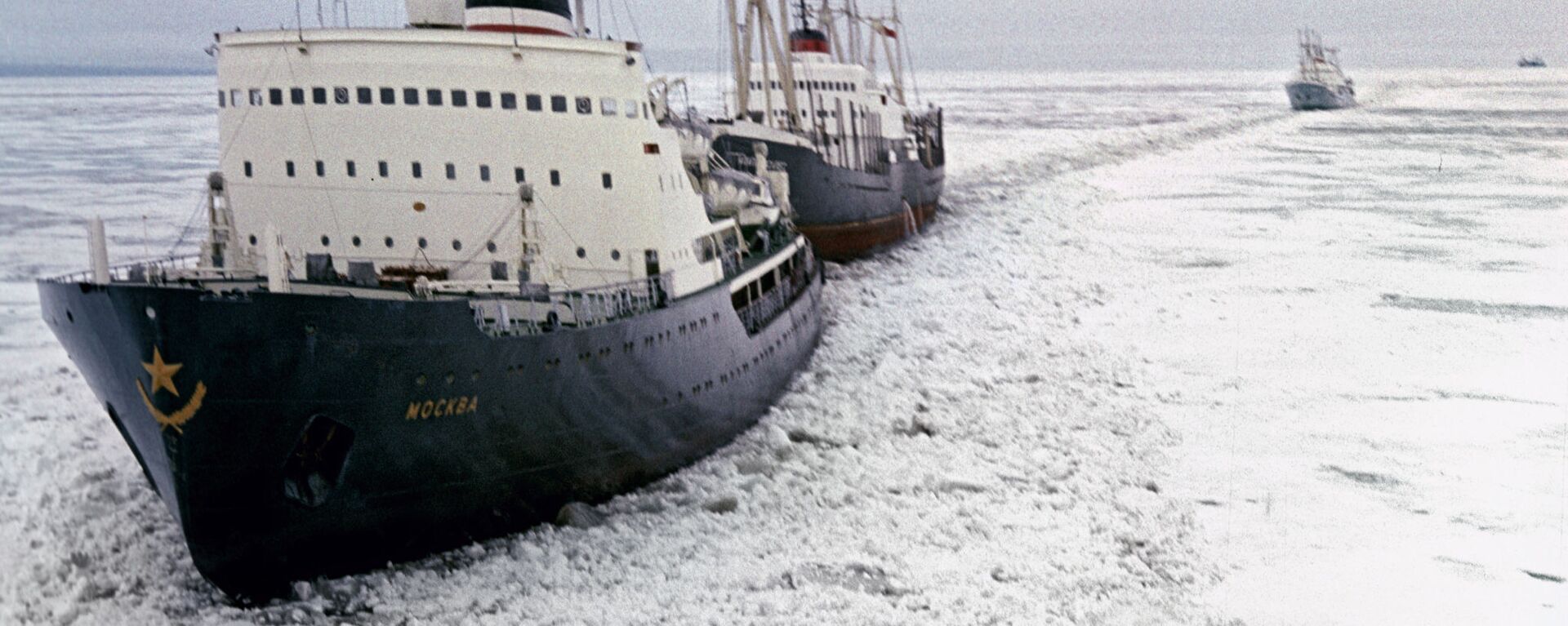 Ледоломац Москва води караван бродова кроз арктички лед - Sputnik Србија, 1920, 22.10.2021