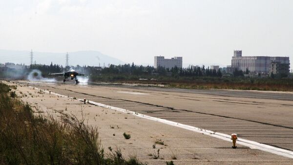 Руски ловац-бомбардер Су-34 слеће у авио-базу Хмејмим у Сирији - Sputnik Србија